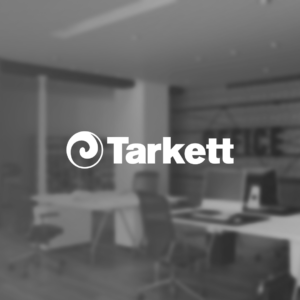 Na imagem destacada contem o logo de Tarkett